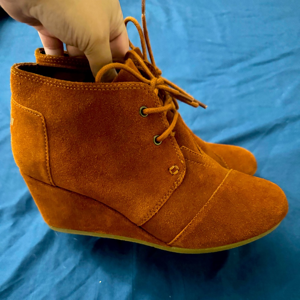 Tom’s Size 9 Ankle Booties Rust Color Like New - image 1